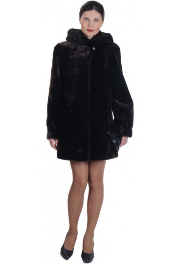 Укороченная шуба из мутона с капюшоном цвета горький шоколад